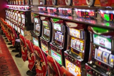 saham777 Diamond Empire game interface showing bonus features and payout display
